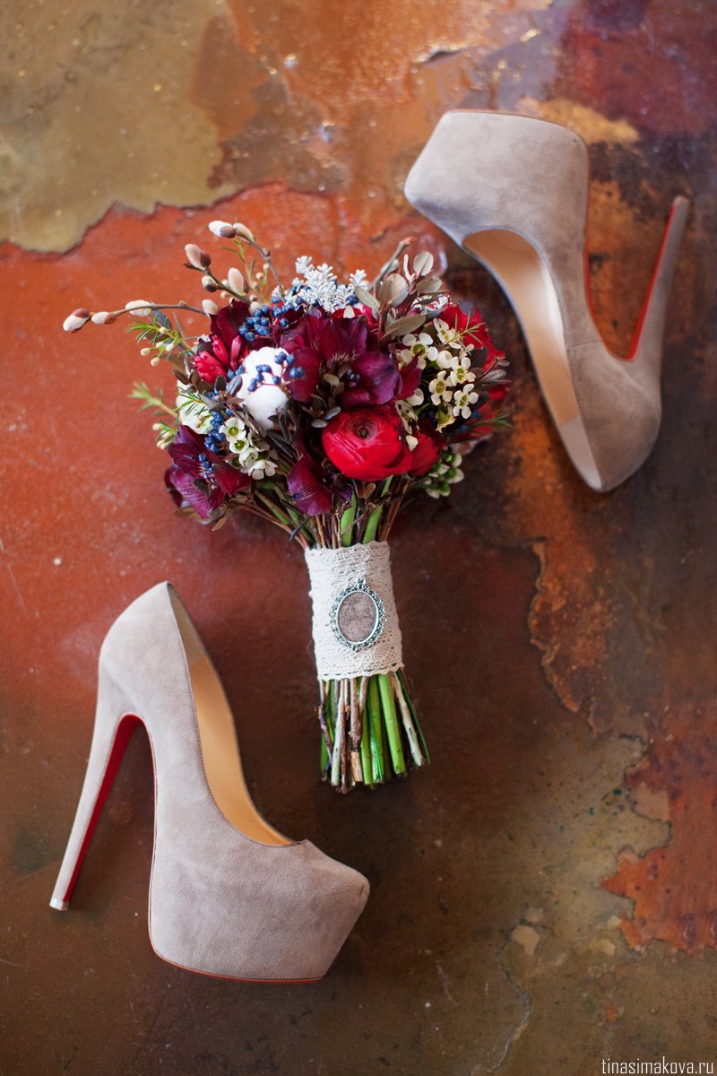 Букет невесты в бордовой гамме и туфли невесты на высоком каблуке