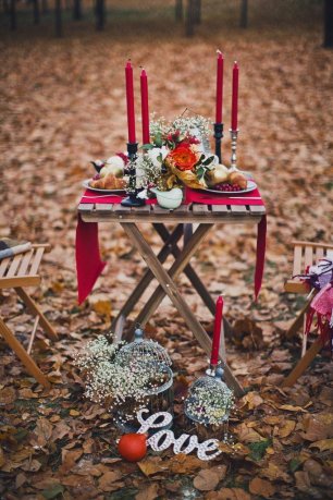 Стол в декоре свадебной фотосессии, оформленный в красном цвете
