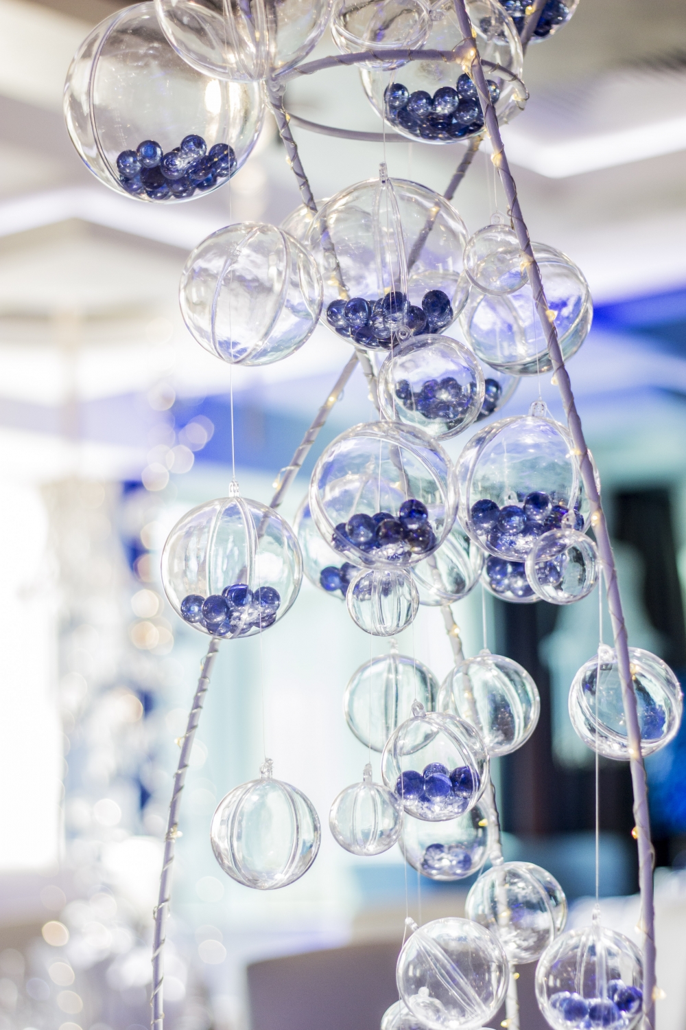 Декор столов гостей воздушными пузырьками