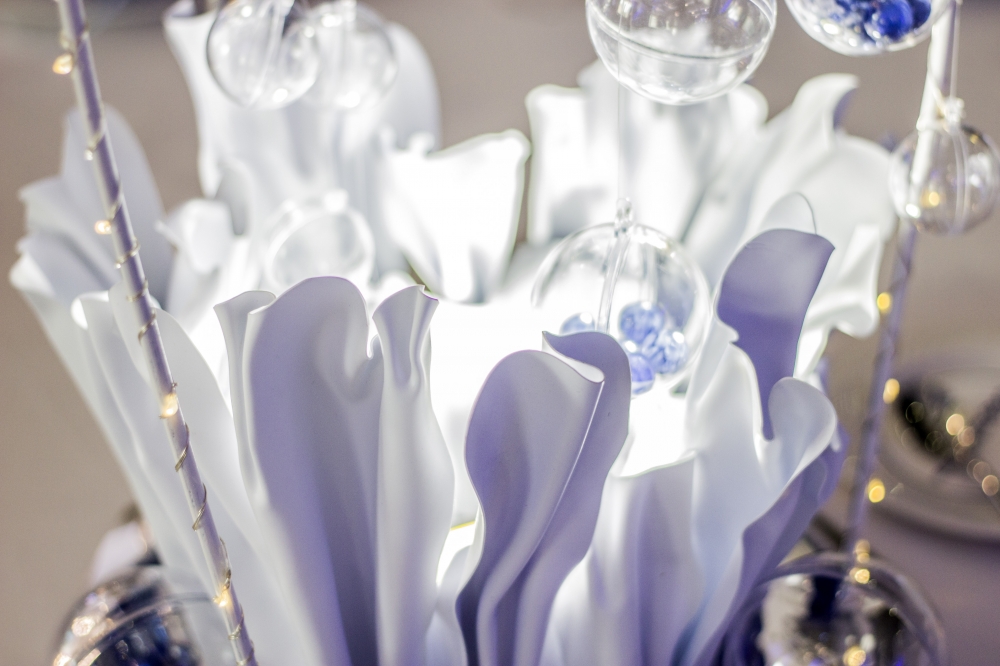 Декор столов гостей воздушными пузырьками и водорослями