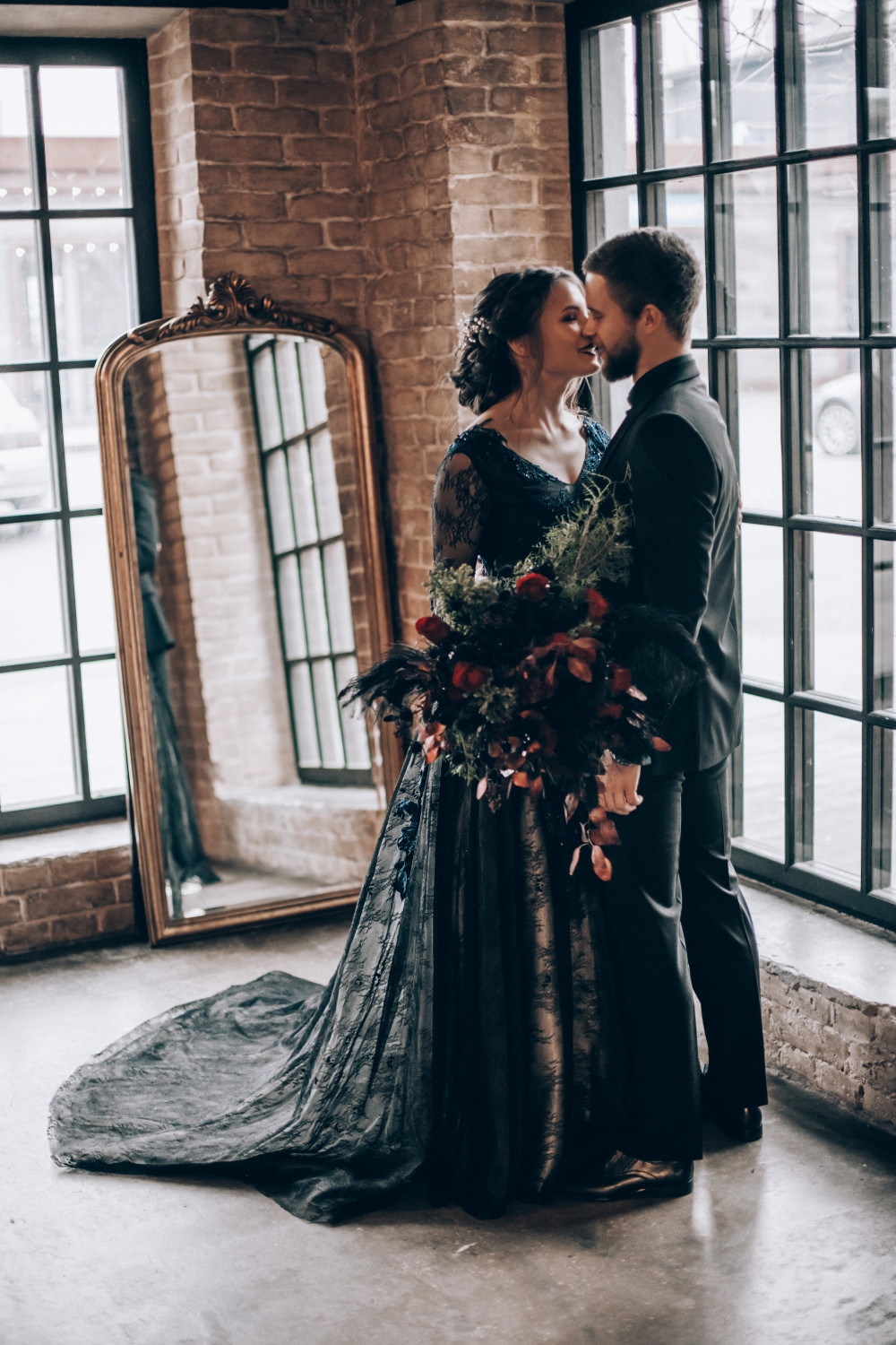 Романтичная свадебная съемка в темных тонах
За фото спасибо @k.karpeshova