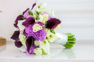 Букет невесты в фиолетовой гамме