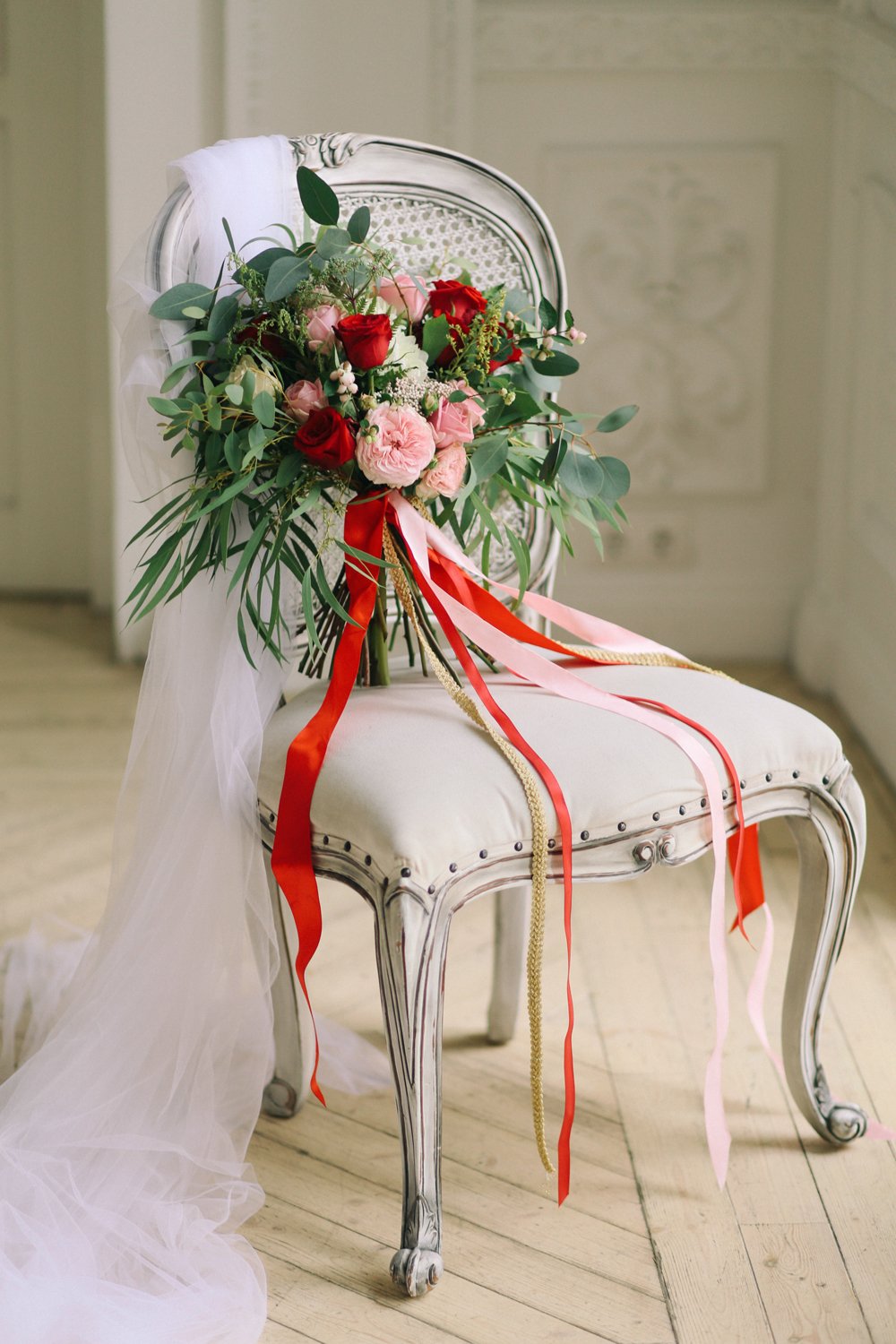 Букет невесты с пионовидными розами в красно-розовой гамме