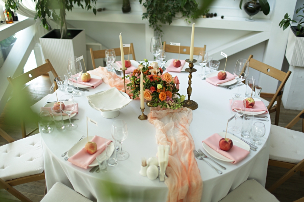 Оформление гостевых столов на персиковой свадьбе