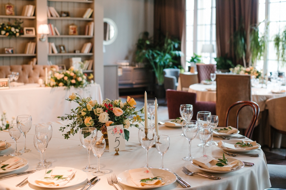 Осенняя свадьба: оформление гостевых столов и президиума