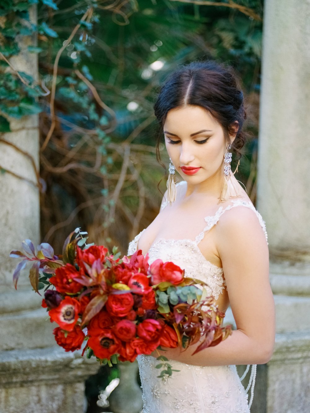 Букет невесты в насыщенном красном цвете