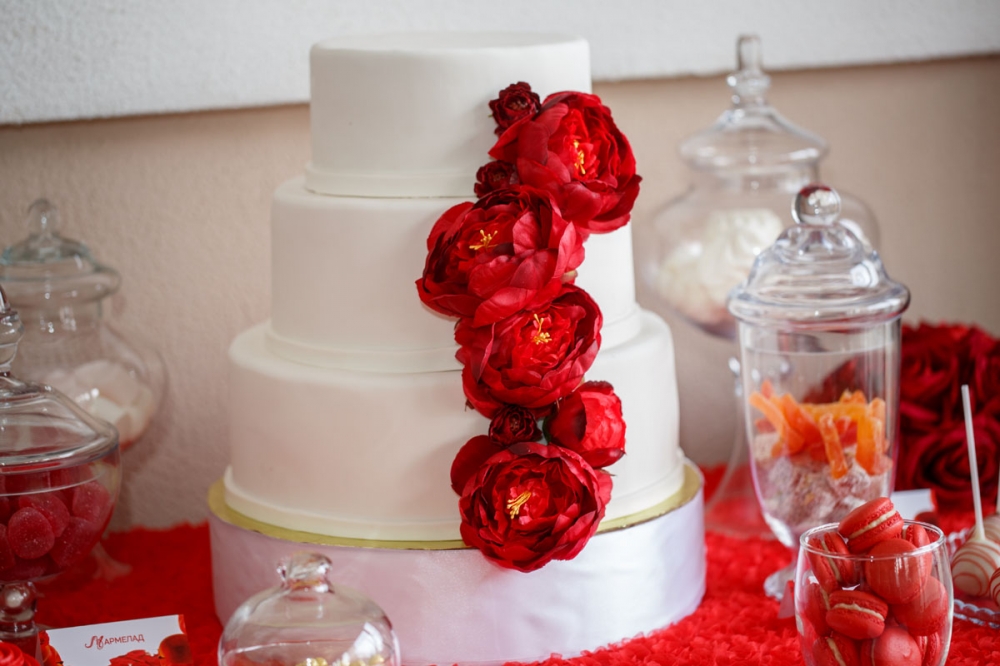 Торт красно-белый с цветами