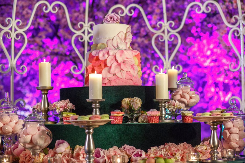 Сладкий стол candy bar украшенный свечами и цветами