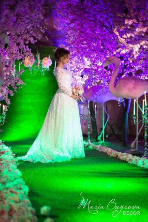 Ночная свадьба. Розовые деревья, театральный свет и ковер из травы