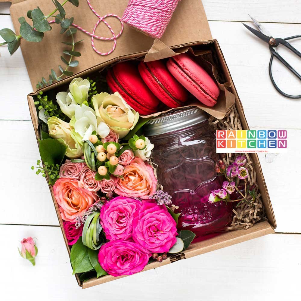 Подарочный набор с домашними цветами, французскими макарунами и легендарной баночкой для смузи mason jar