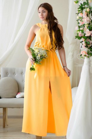 Желтое платье для подружки с разрезом