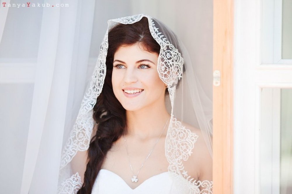 И снова очень натуральный образ для невесты. Волосы собраны в греческом стиле, а макияж максимально натуральный.