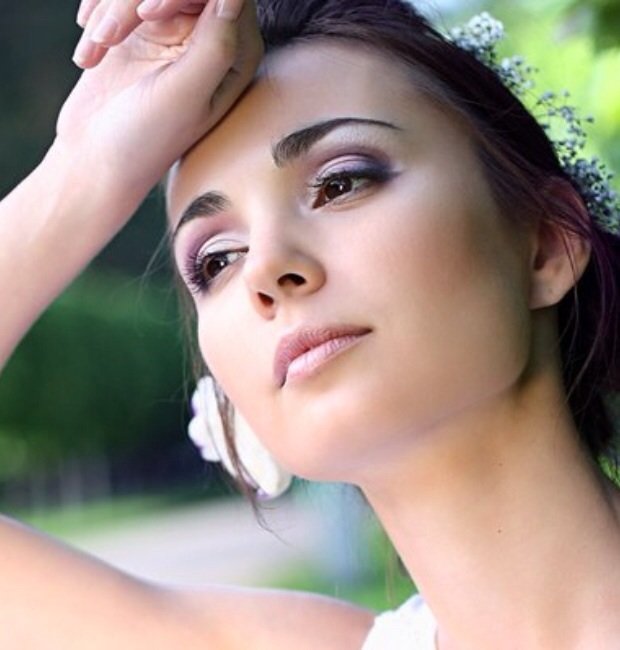 Свадебный макияж и прическа с живыми цветами для невесты Анастасии.
