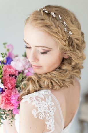 Коса в свадебном образе невесты