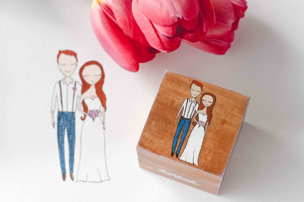 Деревянная шкатулка для колец на свадьбу.
Вы присылаете нам свое фото, а мы готовим для вас эскиз, принимая во внимание ваши пожелания к одежде и цветовой гамме букетика:)