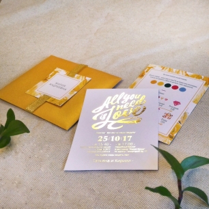 Свадебные приглашения в золотых конвертах с текстом, выполненным способом фольгирования, карточка дресс-кода