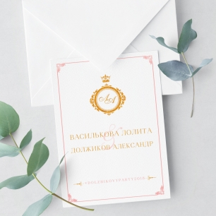 Свадьба в королевском стиле — это классические шрифты, простота и изящество. Верх приглашения венчает золотистая монограмма