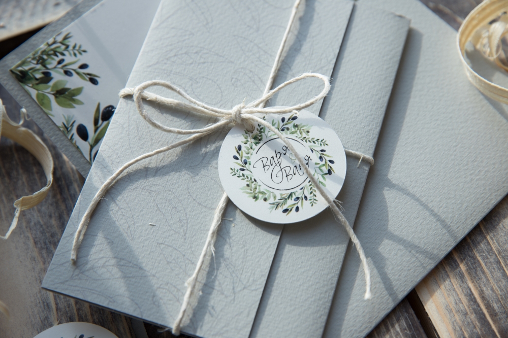 Приглашение на свадьбу в стиле рустик в серых тонах, печать карты на конверте, конверт книжечкой