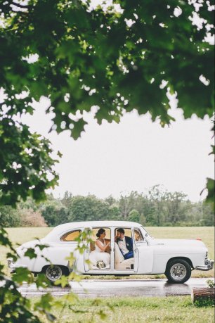 Жених и невеста в белом автомобиле