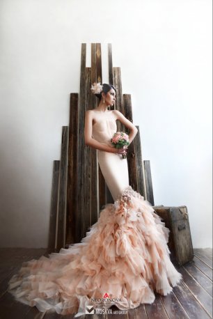 Персиковое свадебное платье силуэта Русалочка