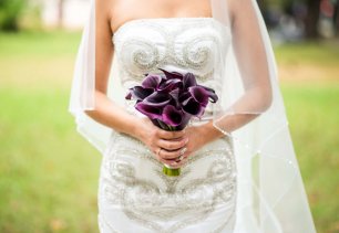 Темно-фиолетовый букет невесты с каллами