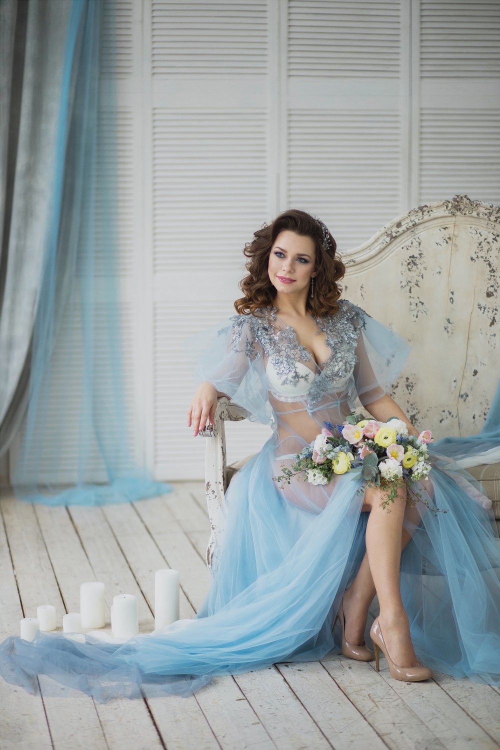 Невеста в голубом будуарном платье