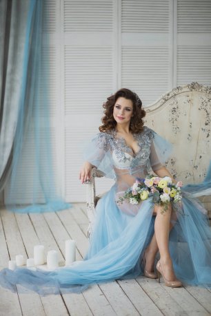 Невеста в голубом будуарном платье