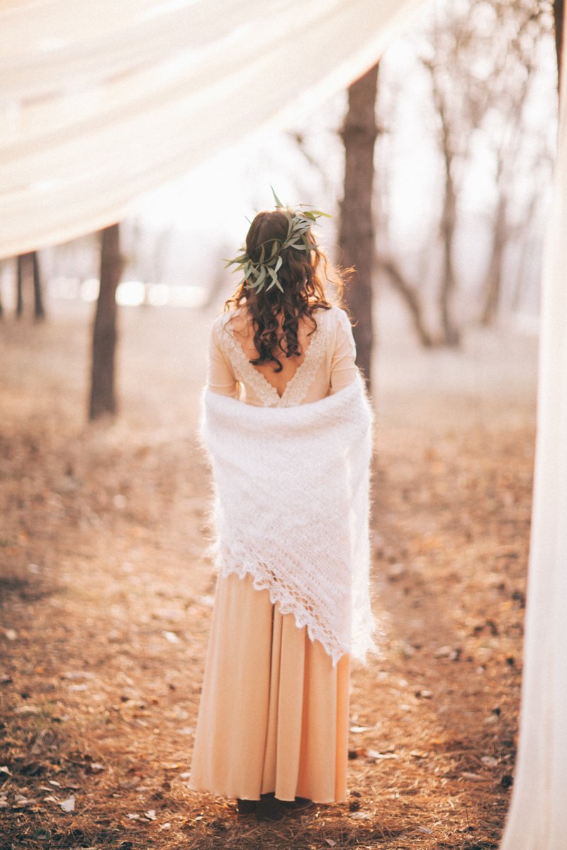 Пушистый теплый платок в образе невесты