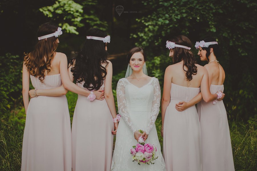 невеста и ее подружки в розовых платьях на свадьбе