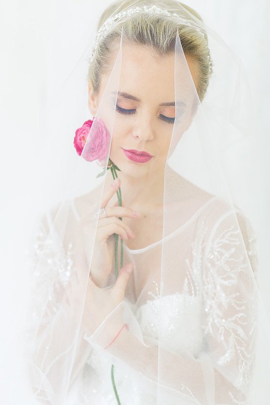 Невеста - фотосессия с пионовидной розой