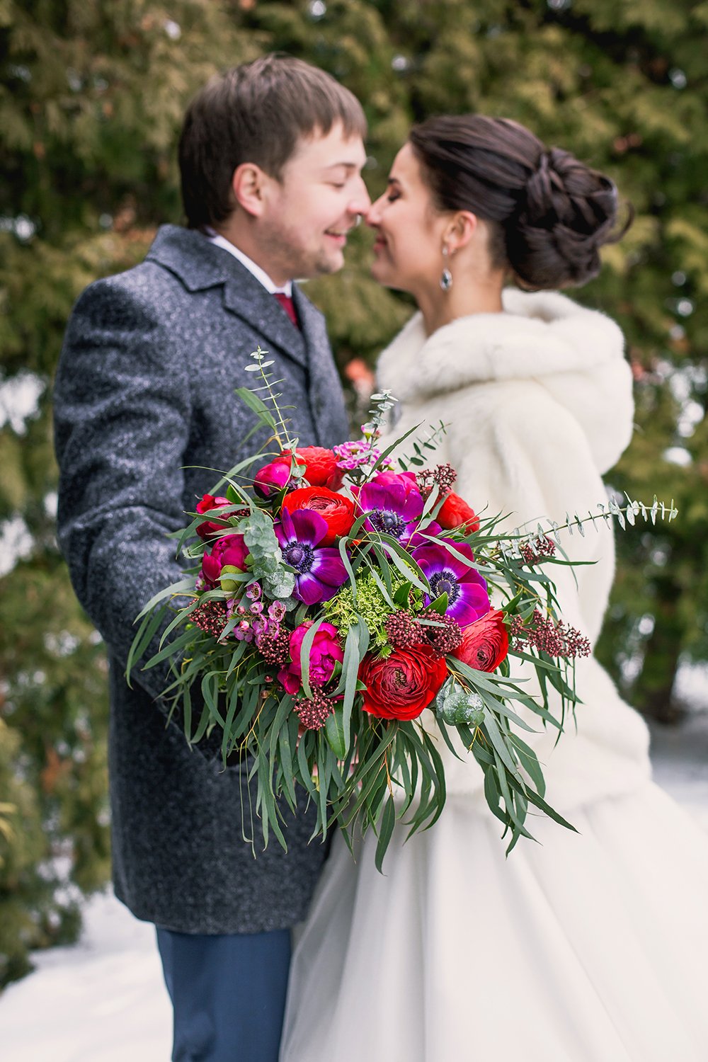 Букет невесты в ярко-красных и фиолетовых тонах