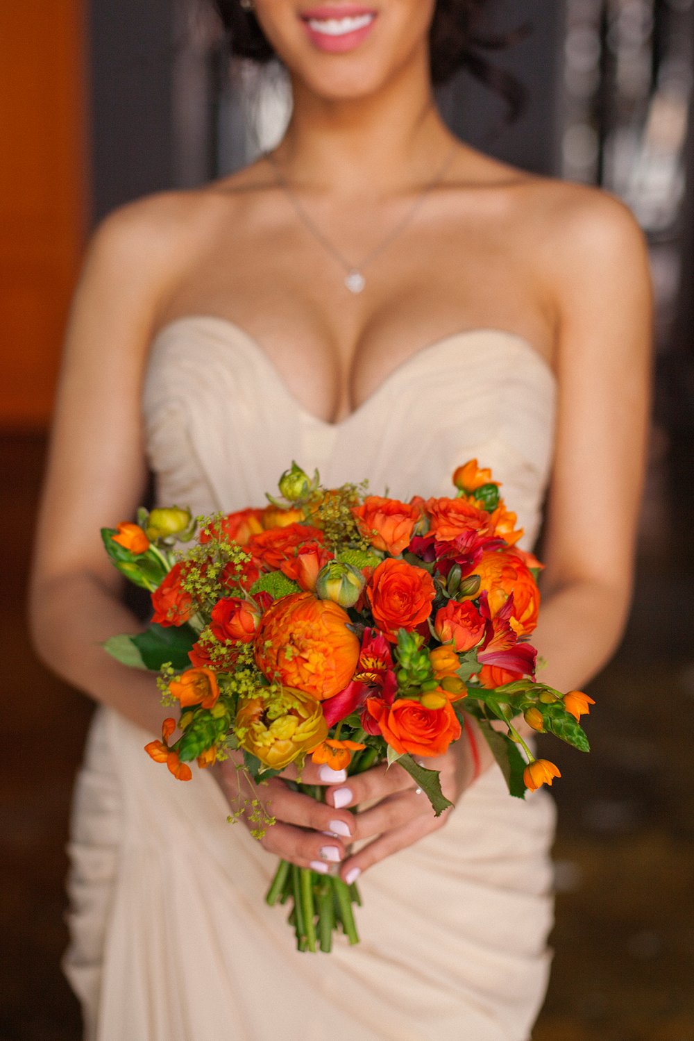 Букет невесты с розами в оранжевом цвете