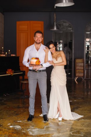 Невеста и жених с мини-тортом