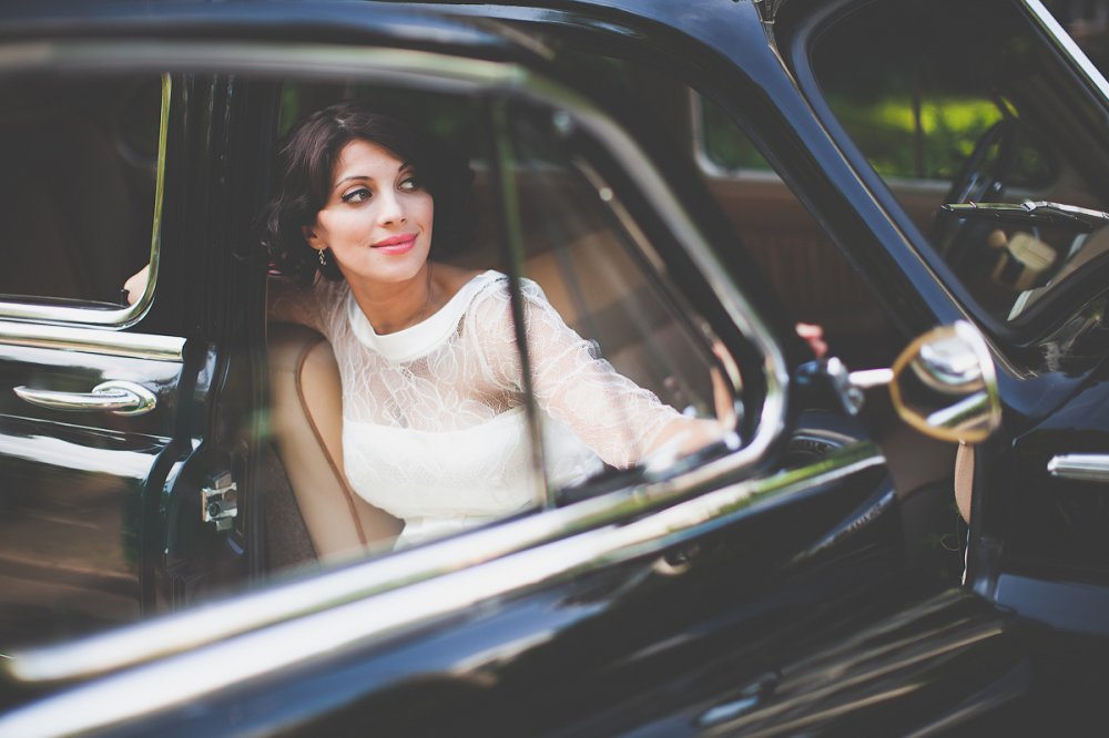 Невеста в ретро-автомобиле