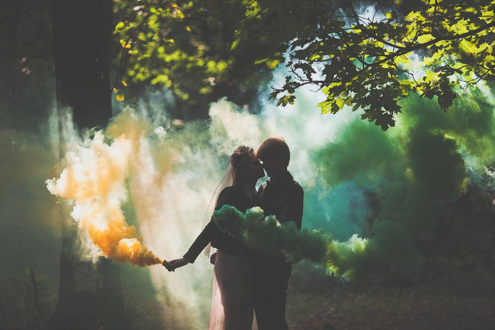 Цветной дым на свадебной фотосессии