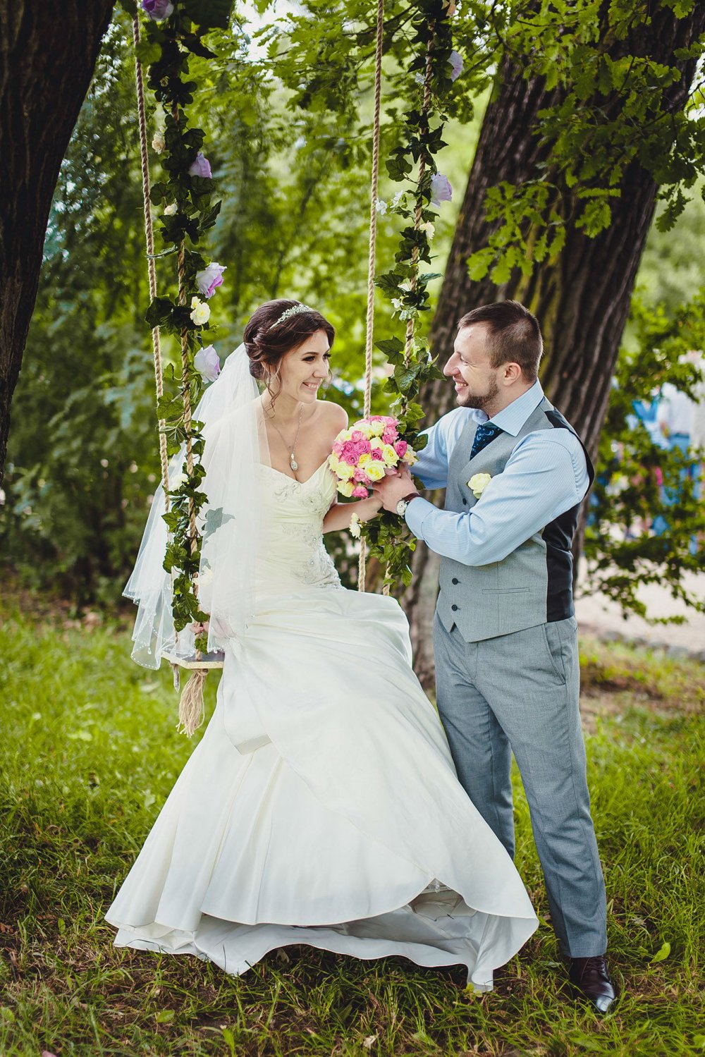Подвесные качели в декоре свадебной фотозоны