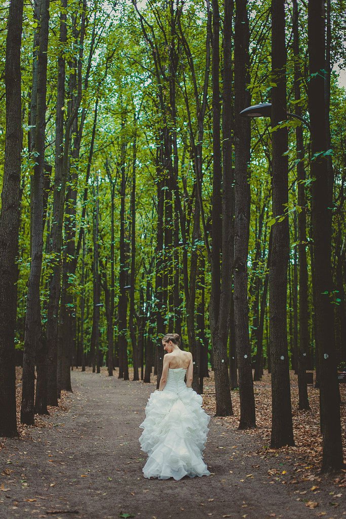 Прогулка невесты в лесном парке