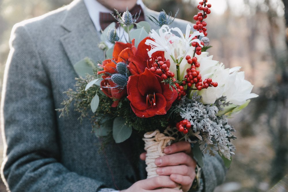 Зимний букет невесты в ярко-красном цвете