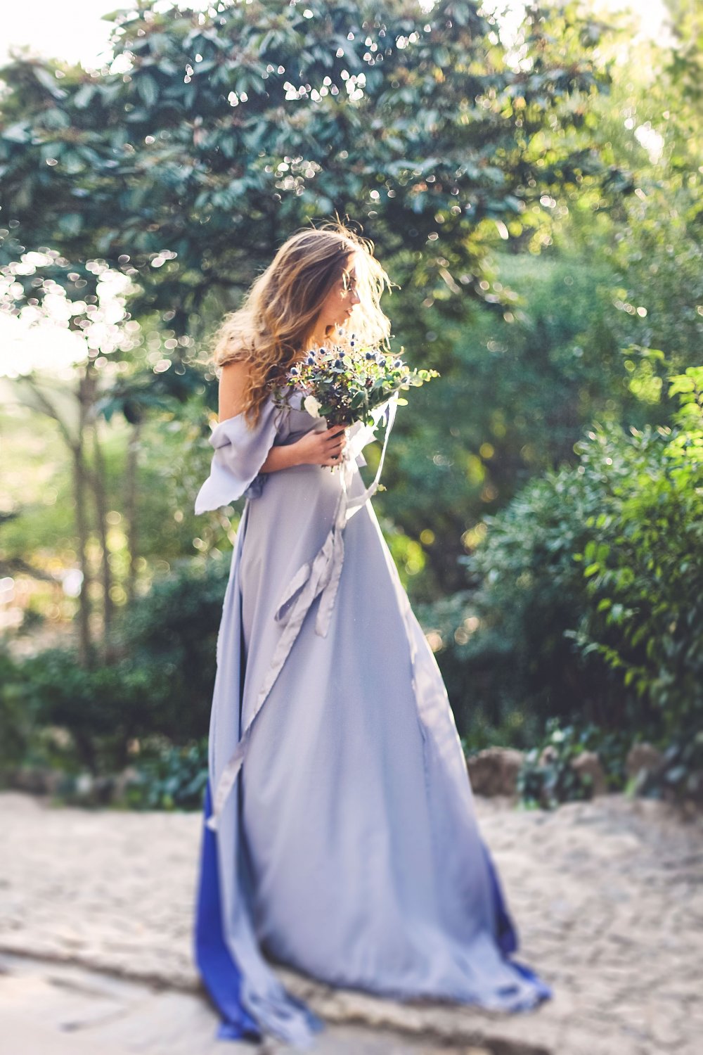 Невеста в сиренево-голубом платье