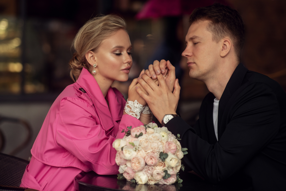 Жених и невеста - свадебная фотосессия для двоих в Москве. Розовый тренч на невесте. Фотограф Наталия Мужецкая