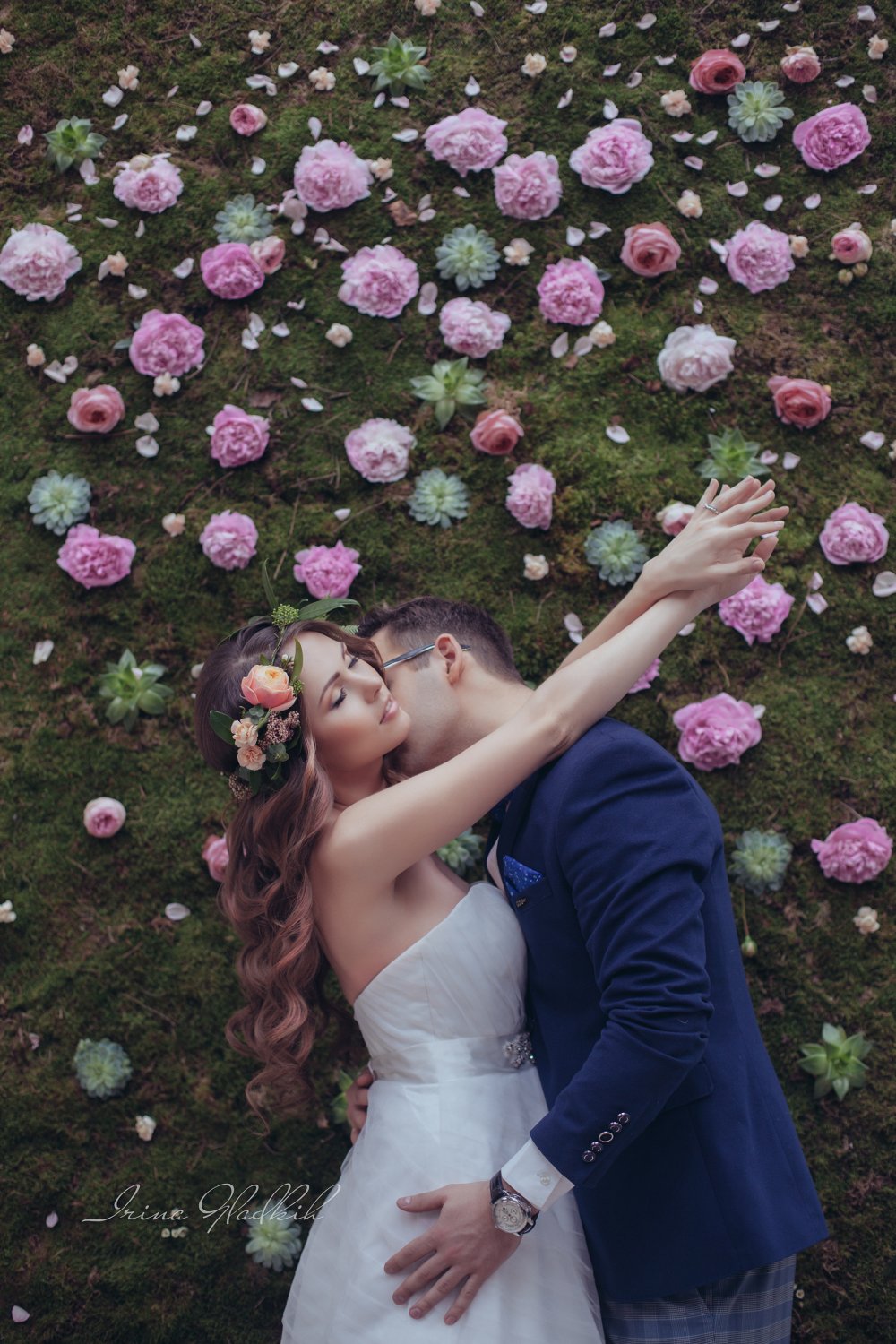 Фотосессия на фоне, украшенном розами, венок невесты из роз