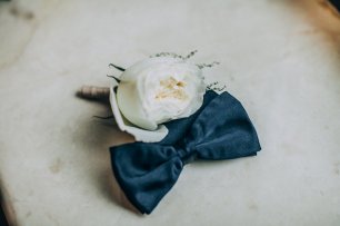 Аксессуары жениха: бутоньерка и галстук-бабочка