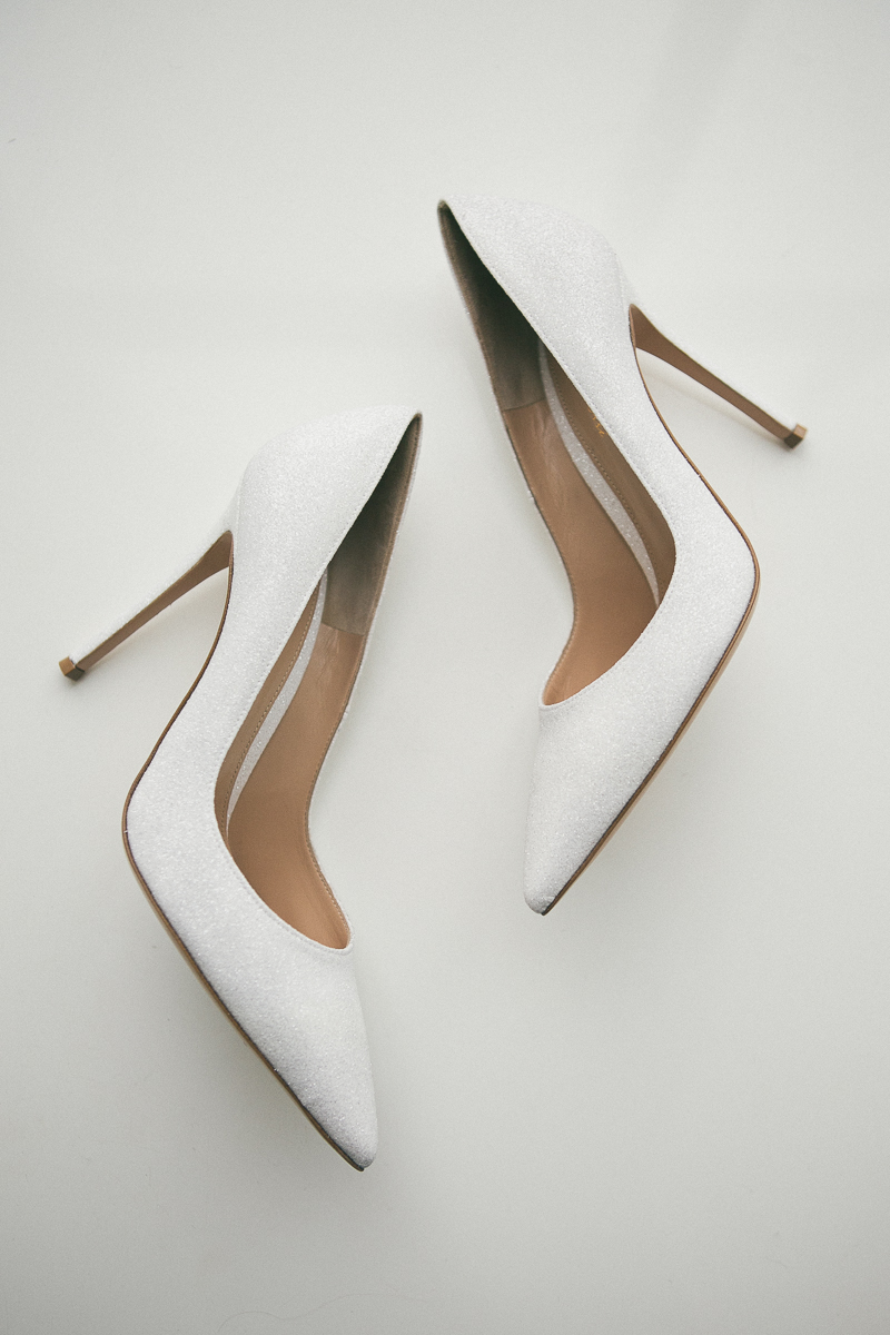 Белоснежно-серебристые туфельки невесты
