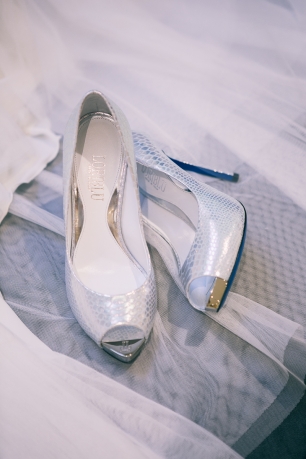 Серебристые туфли невесты
