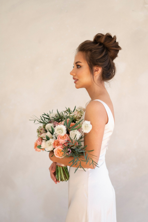 Невесте на своих фотографиях важно видеть все детали свадебного дня, и прическа - не исключение!