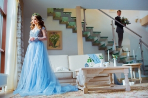 Голубое платье идеально подходит для зимних свадеб