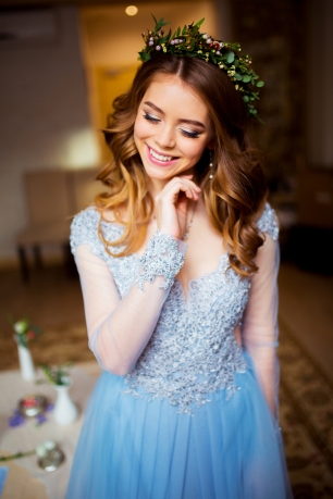 Нежный и легкий образ невесты Любы в летящем голубом платье. Воздушные локоны украшены венком из цветов и зелени, что подчеркивает настроение невесты