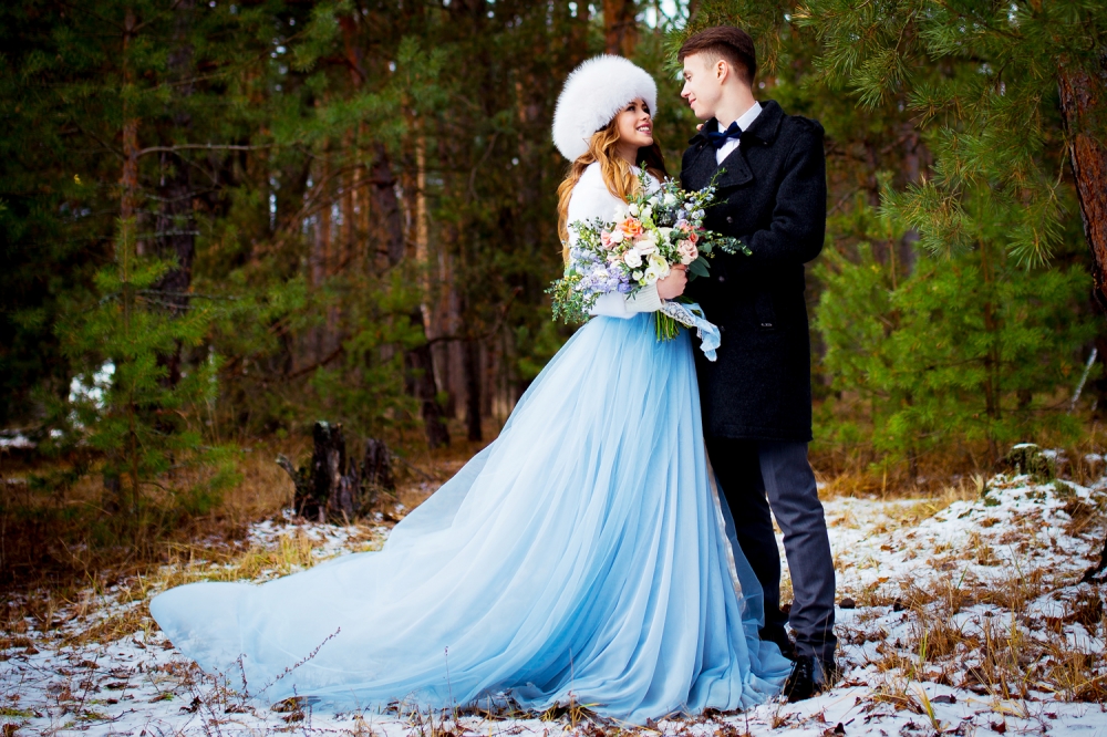 Платье голубого цвета идеально подходит для зимних свадеб