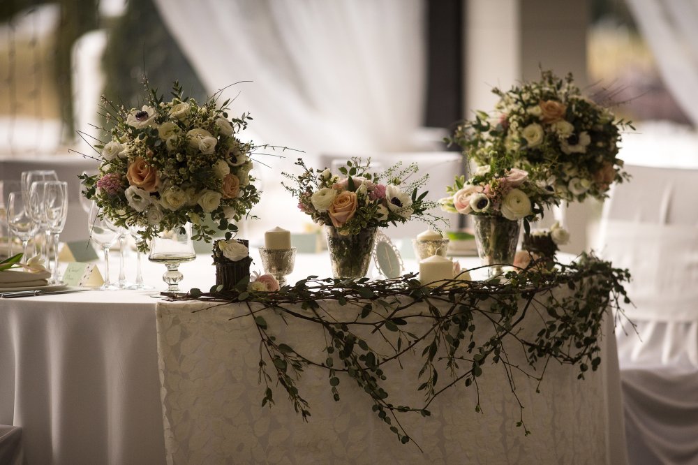 Декор свадебного стола. Живые цветы.
