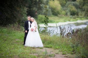 Жених и невеста на берегу реки